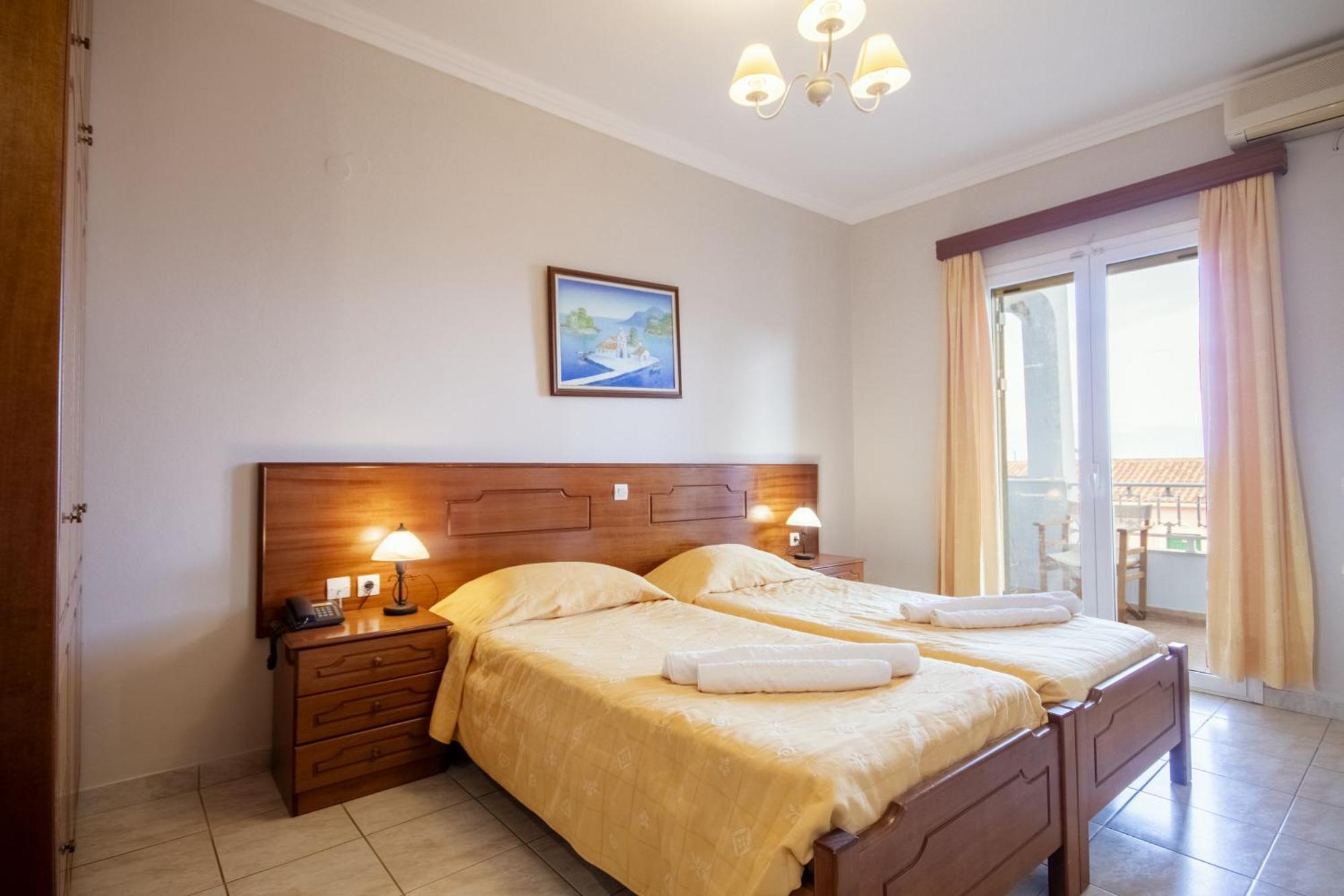 Robolla Beach Aparthotel Roda  Phòng bức ảnh